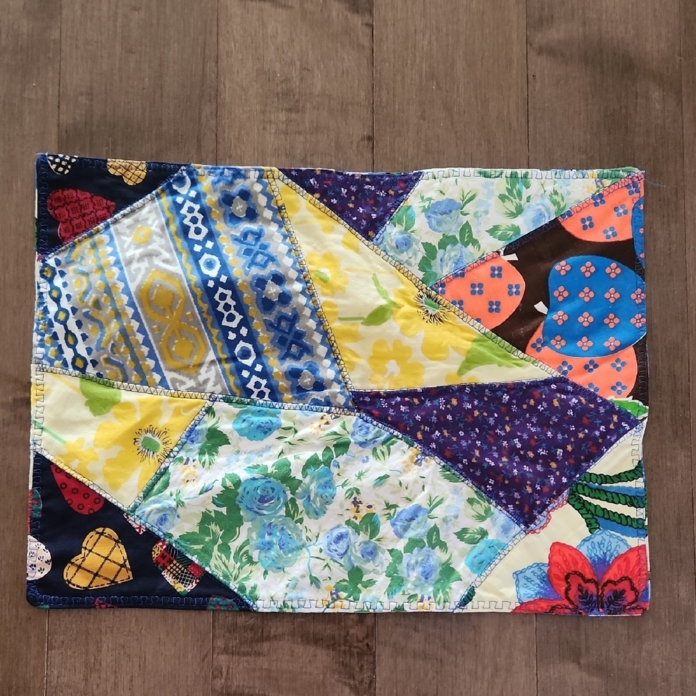 Set Of 4 / HANDMADE / Quilted Floral Patterned Placemat